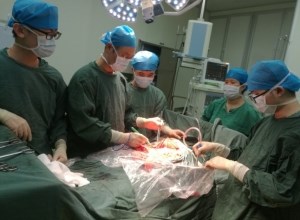 我院成功为巨型肿瘤患者做切除手术