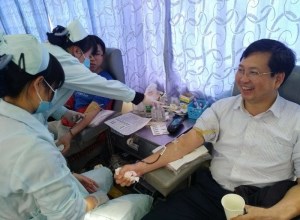 血库告急，市一医院百名医护人员撸袖献血