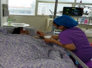 “无名大哥”放火自残险丧命，ICU成功抢救重获新生