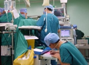 男子遇刺生命垂危，白衣战士力战死神挽救生命．．．．