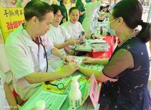 双报到双服务｜上街开展“科普日”义诊活动