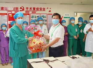 院领导慰问临床一线“白衣战士”