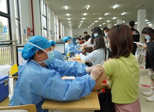 走进高校接种“加强针”助力疫情防控 