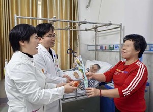 送你一朵小红花｜创伤骨科手外科二区开展国际劳动妇女节慰问活动